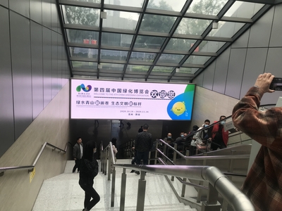 重庆高铁站灯箱广告